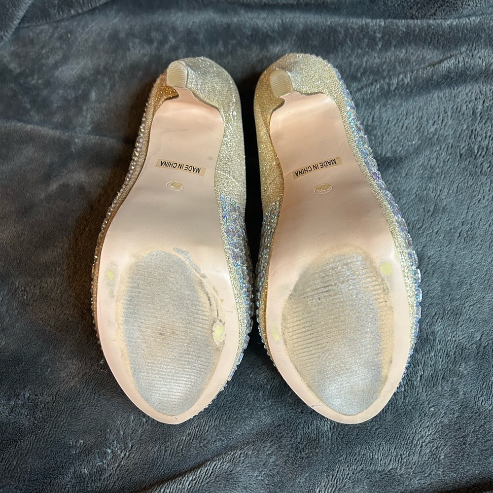 De Blossom Collection Size 7.5 Tan/Silver Rhinestone Pumps 5in heel - Picture 6 of 7